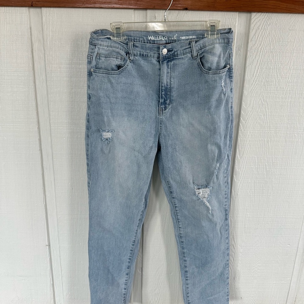 Wallflower Women's Light Blue Distressed  Jeans